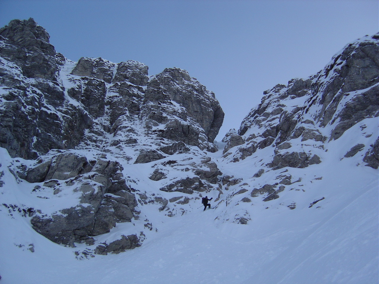 Christophe arrive au bas du couloir ou au haut de la dernière pente