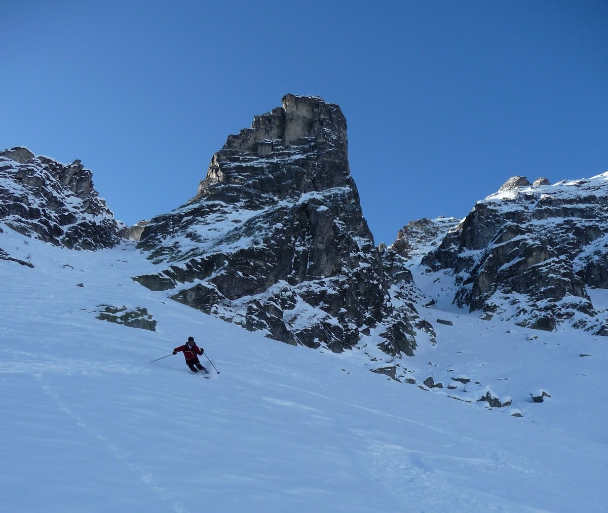 ....sotto la "prua" del Nackberg....