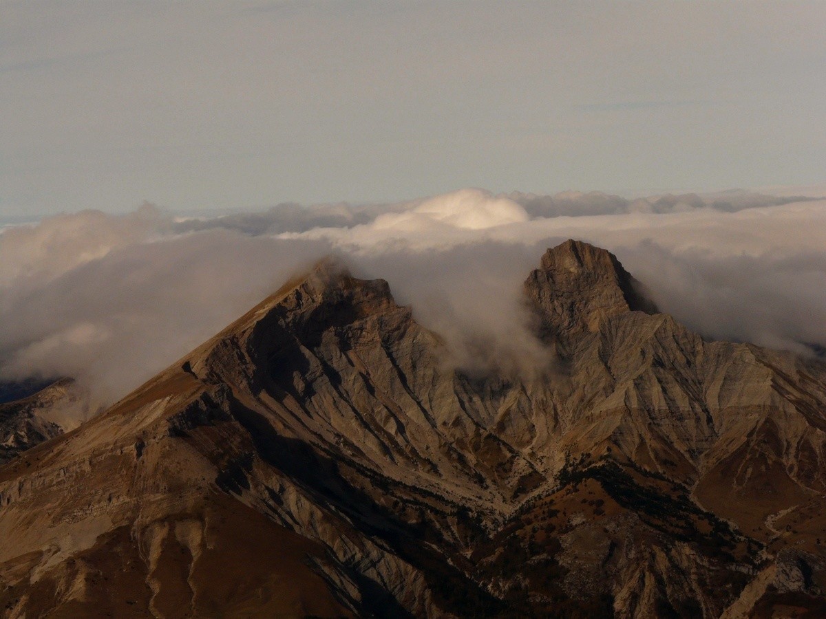 Roc et Tête de Garnesier - nuages au Col de Corps