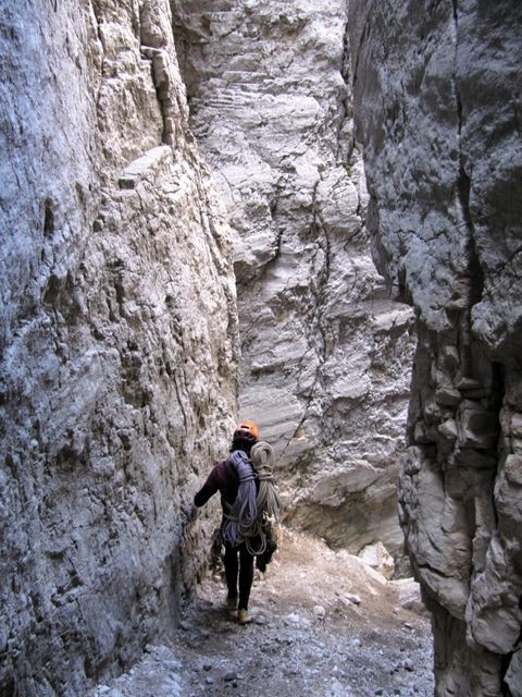 Le second rappel de la voie des Tubulaires est un beau pendulaire de 50 m qui aboutit entre des parois impressionnantes