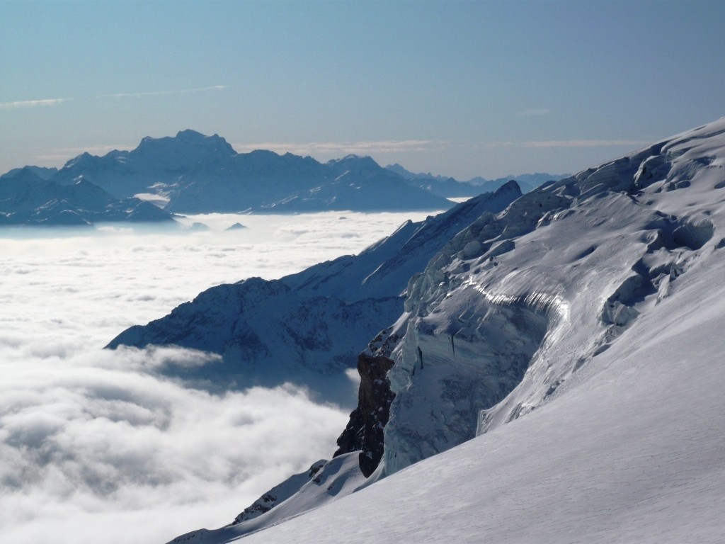 Le glacier des Diablerets, au fond le Grand Combin