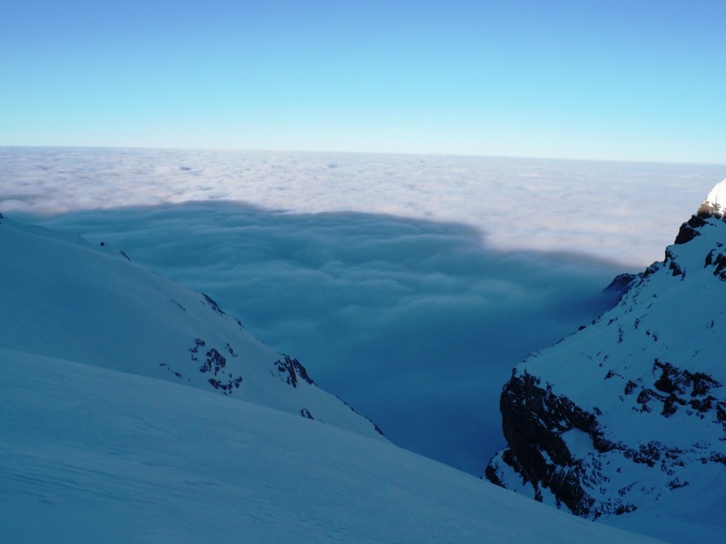 L'ombre des Diablerets sur la mer de brouillard