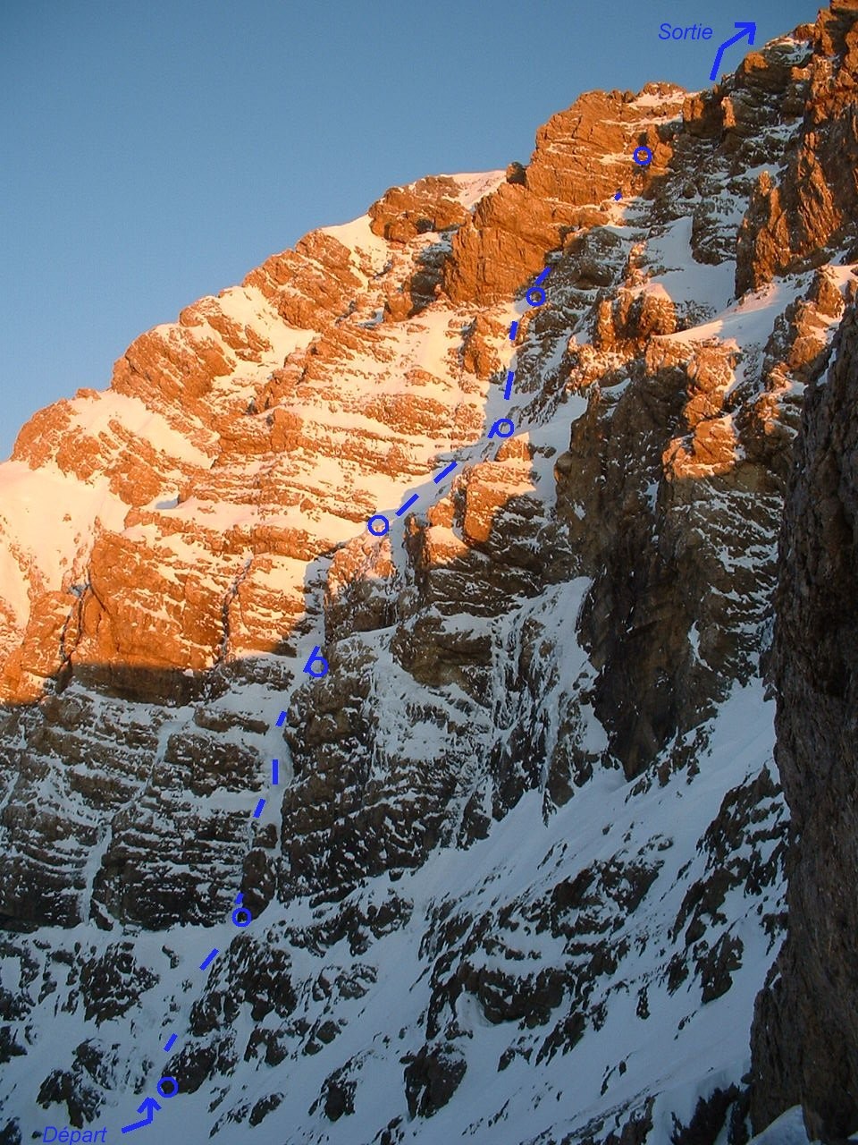 La Goulotte Quintana vue du Col des Gabiétous (les relais indiqués ne correspondent pas au topo papier - certains sont en place)