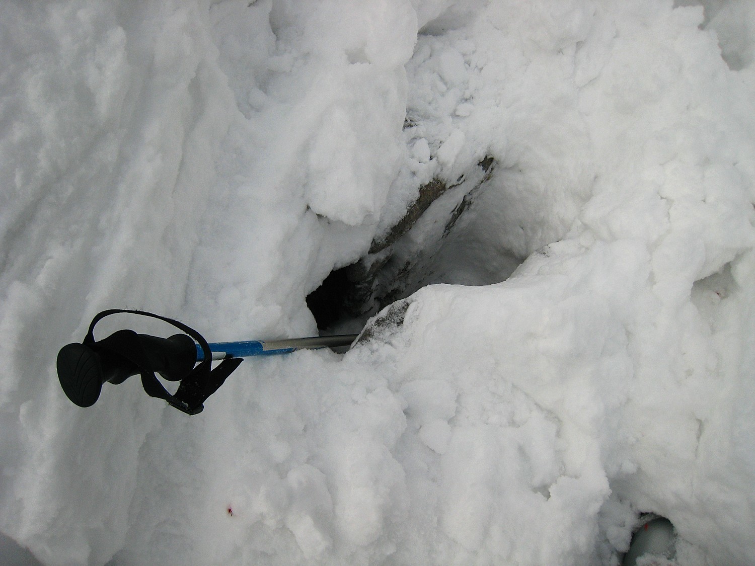 Bâton de 125cm dans un trou de lapiaz...