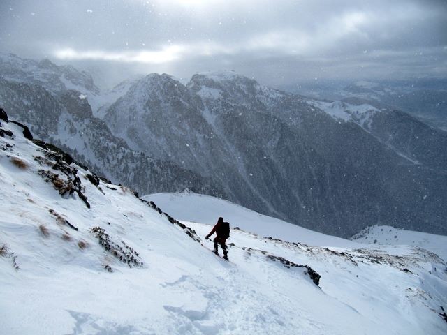 Descente du Grand Colon par la face W. Ici, sur l'épaule sous la pente sommitale, un peu dégarnie par le vent.