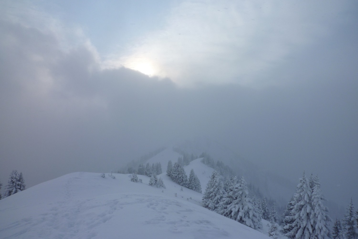 La crête, et le soleil qui se cache.