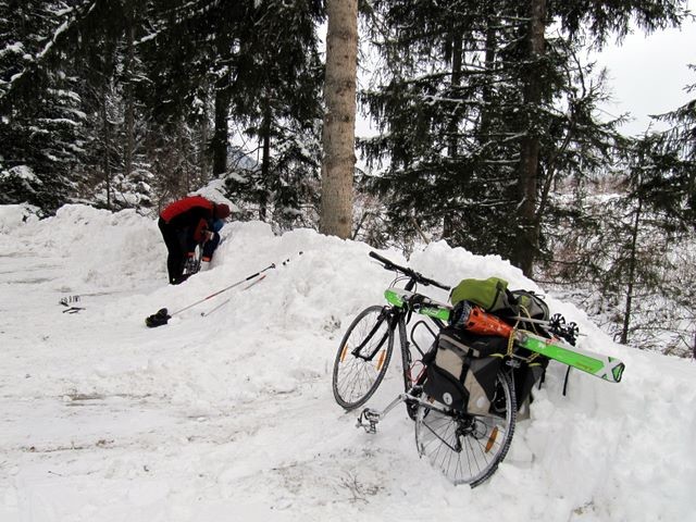 Transition ski-vélo avant la descente vers Grenoble