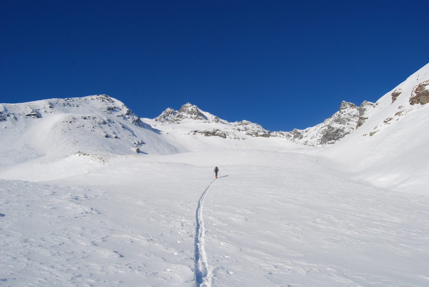 Il vallone che sale verso il Pizzo Latta, al centro i Piz di Pian 3158 m