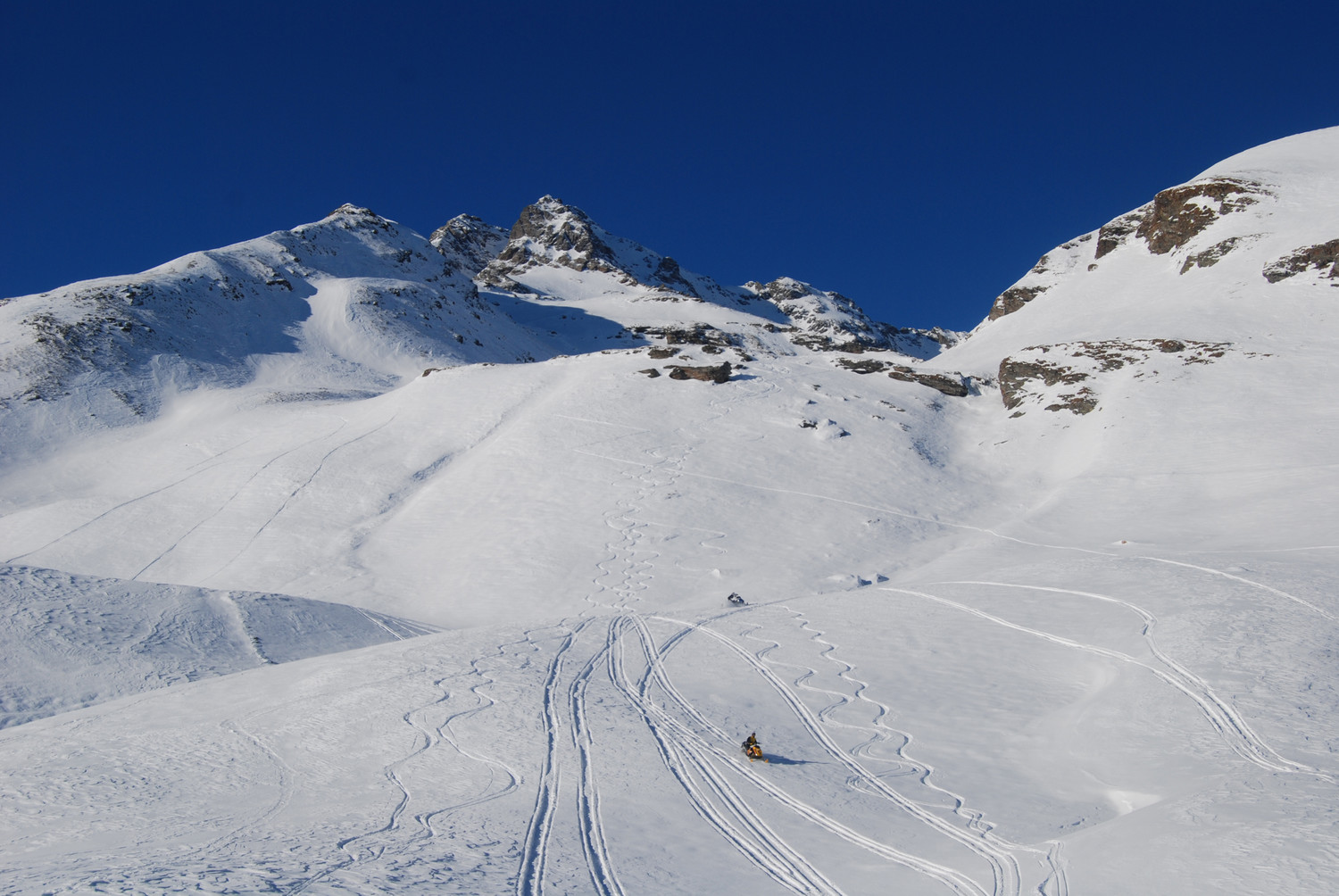 Il vallone del Piz Latta visibile a sinistra, con le motoslitte che circolano selvaggiamente dappertutto!!