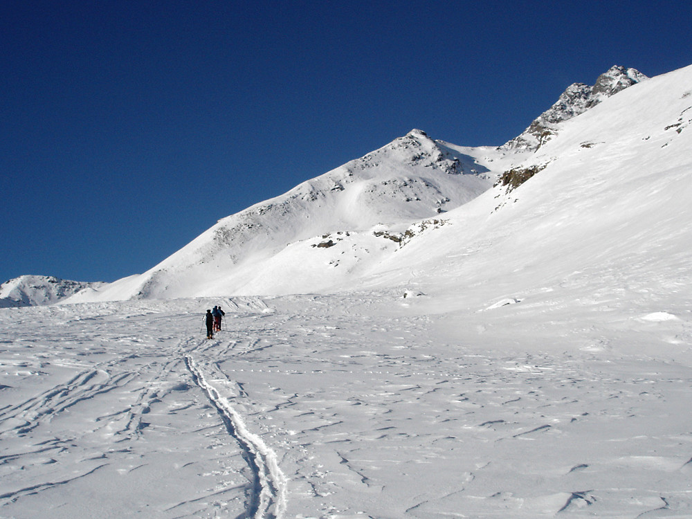 salendo al Pizzo Latta, ben visibile al centro della fotografia.