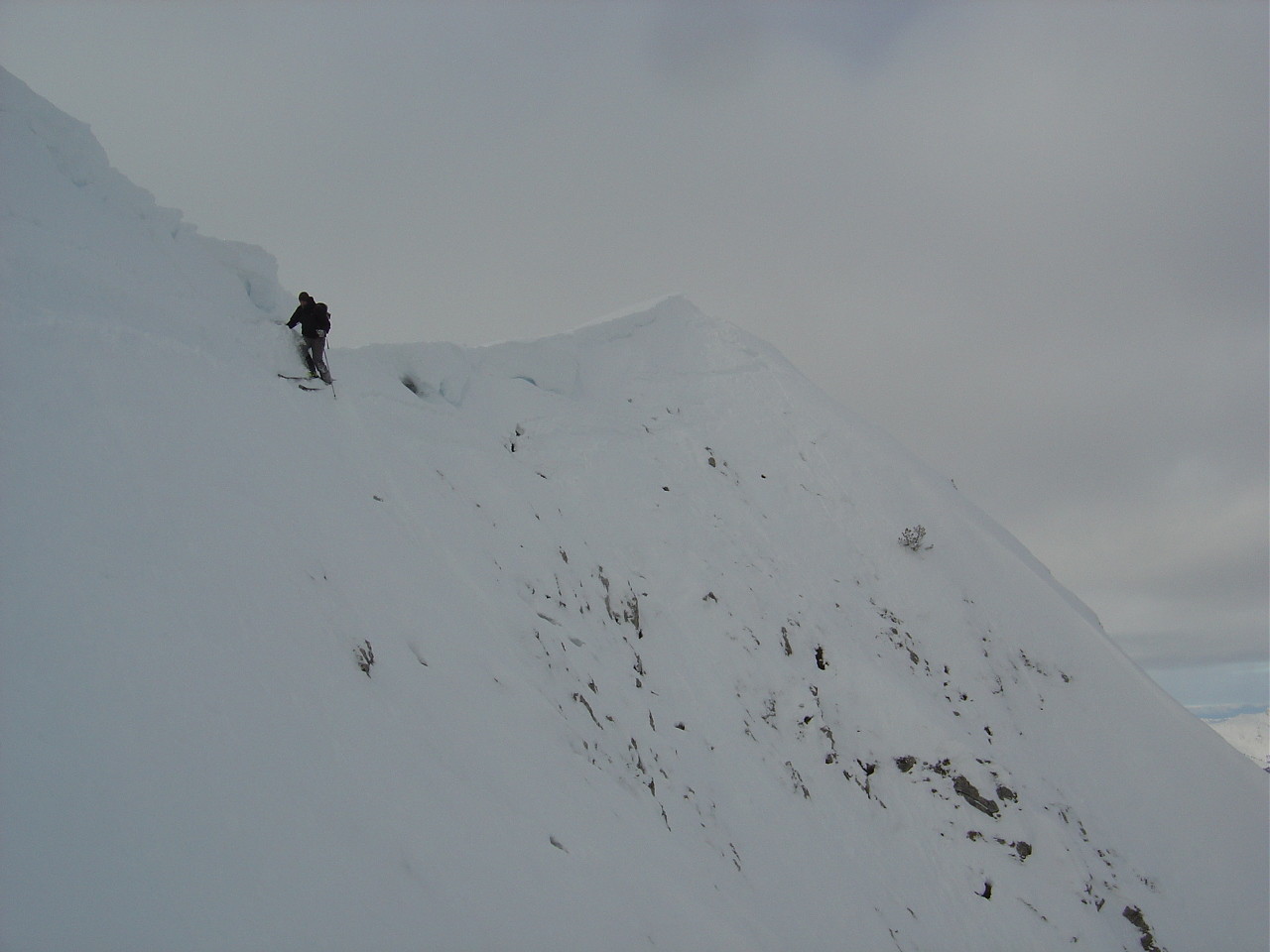 Au haut du couloir NE, raide traversée sous la corniche sommitale