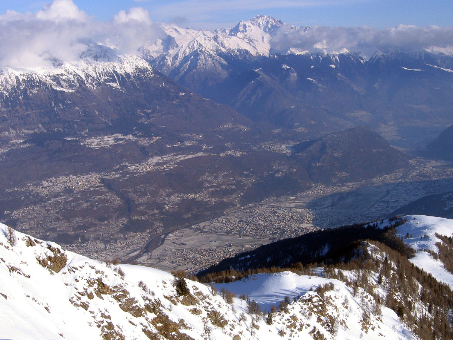 La bassa Valtellina spruzzata di neve