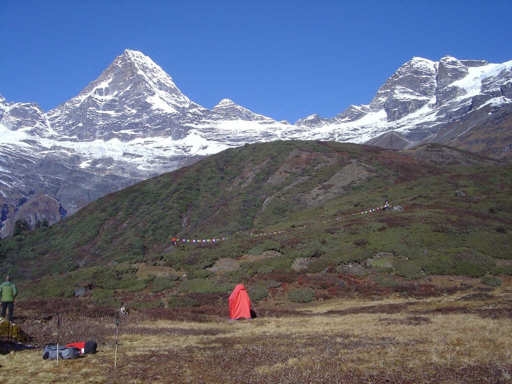 Diglin Chuli et le col donnant accès au Chamlang