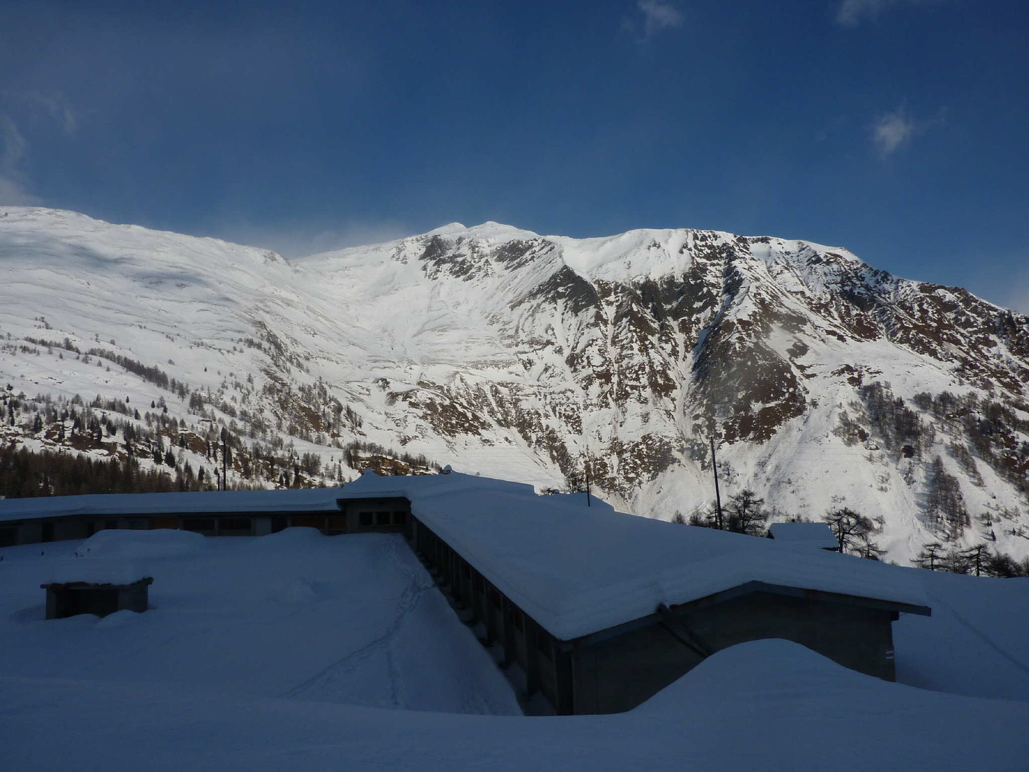 Salendo al Piz di Cadreigh; alpe Pradasca con vista verso la cima di Garuna.