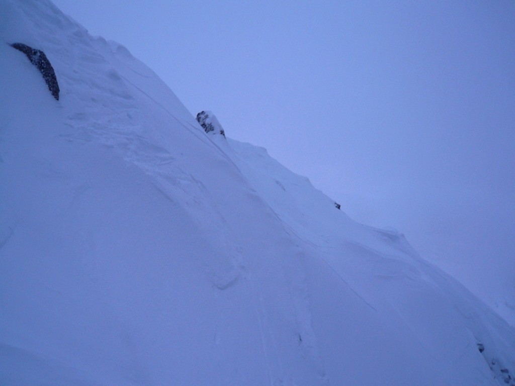 Grosse accumulation de neige dure au départ du couloir NW