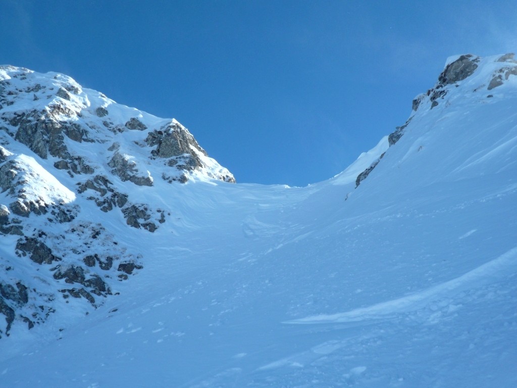 Neige dure sous la brèche. Le sommet du Chaussy est à gauche