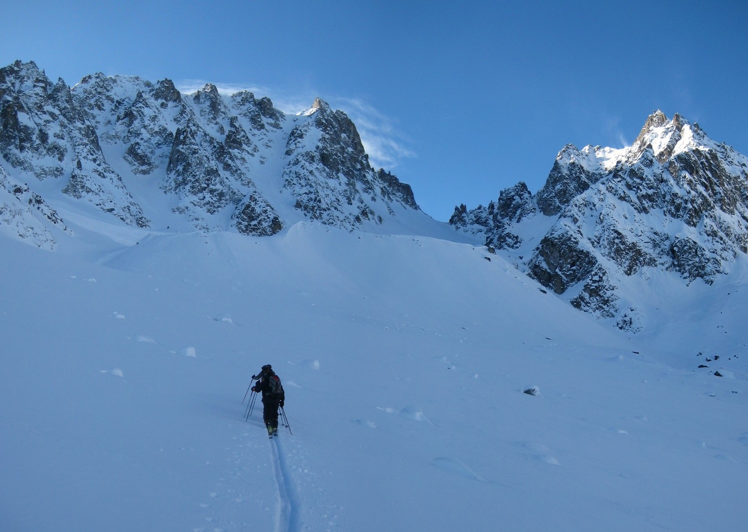 Trace dans la poudreuse vers le col des Ecandies