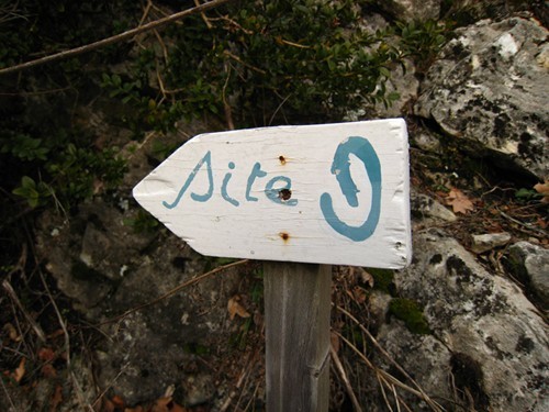 Petit panneau au début du sentier pour Roche Colombe