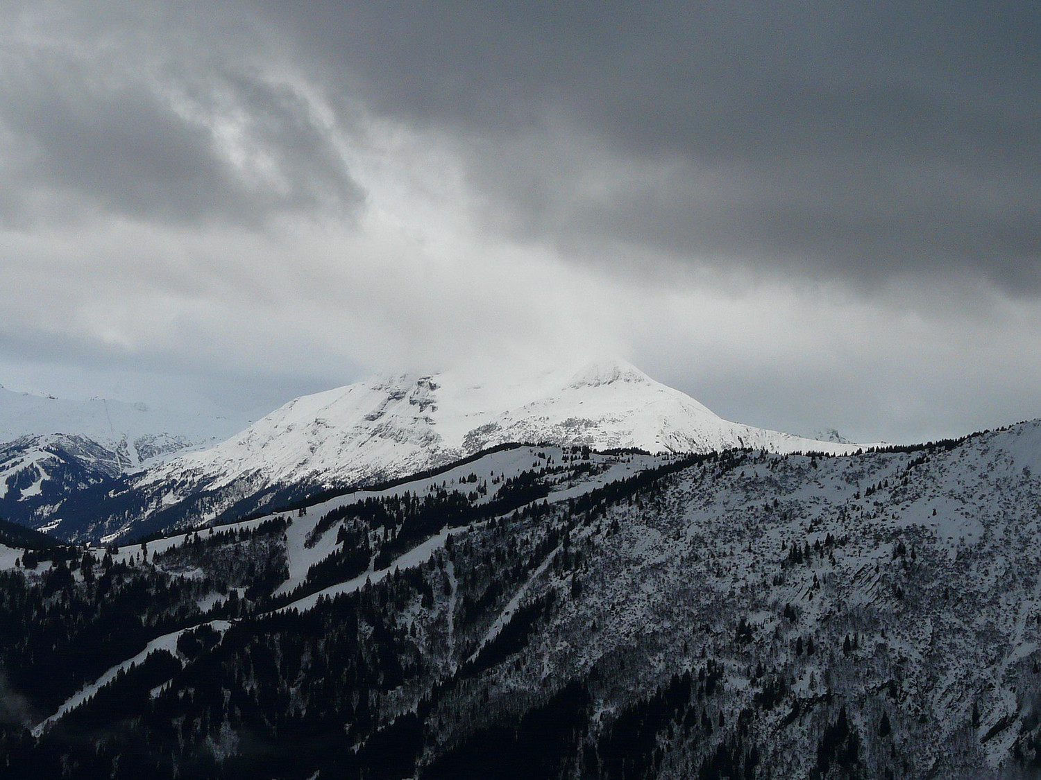 Le Mont Joly bien blanc au milieu du gris