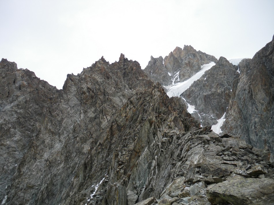 Je suis l'arête qui mène au refuge