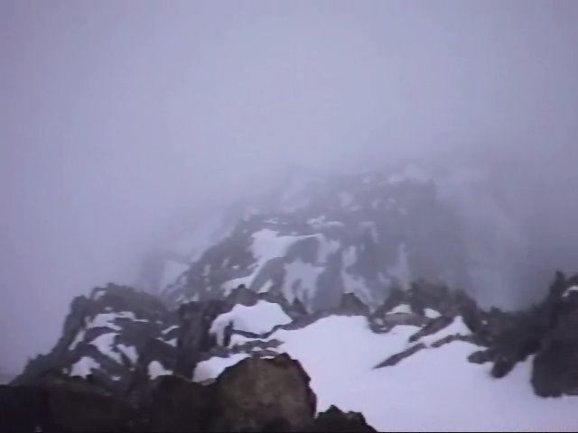 Ascension de l'éperon dans un brouillard très dense, glaciale et très venté