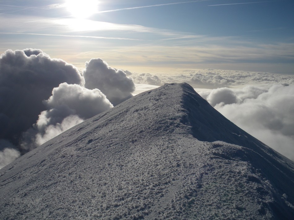 Sommet du Mt Blanc, seul sommet qui sort la tête des nuages. Il n'y a personne.
