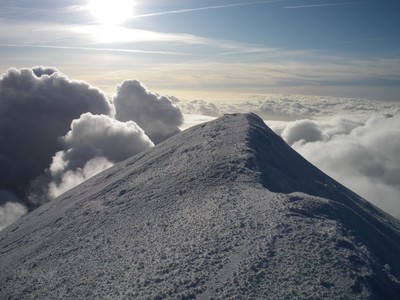Sommet du Mt Blanc, seul sommet qui sort la tête des nuages. Il n'y a personne.