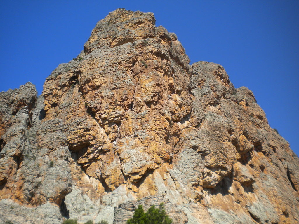 Bard Butress - Eurydice suit la fissure oblique à gauche, puis attaque la ligne qui monte droit au dessus