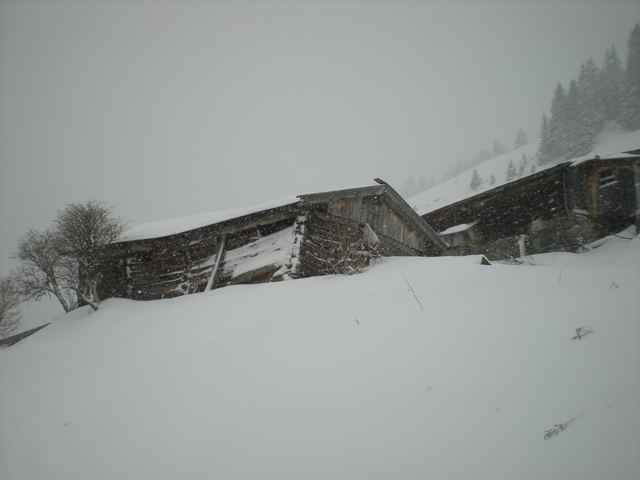 Au loin le Hameau perdu dans la tourmente