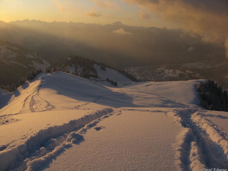 Descente dans la grosse poudre et coucher de soleil sur Bovonne depuis La Motte
