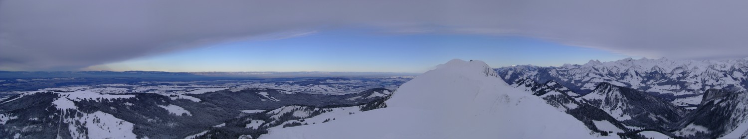 Drôle de cape nuageuse sur le sud de la Suisse romande. Grand bleu sur Fribourg... Au centre: Le Moléson