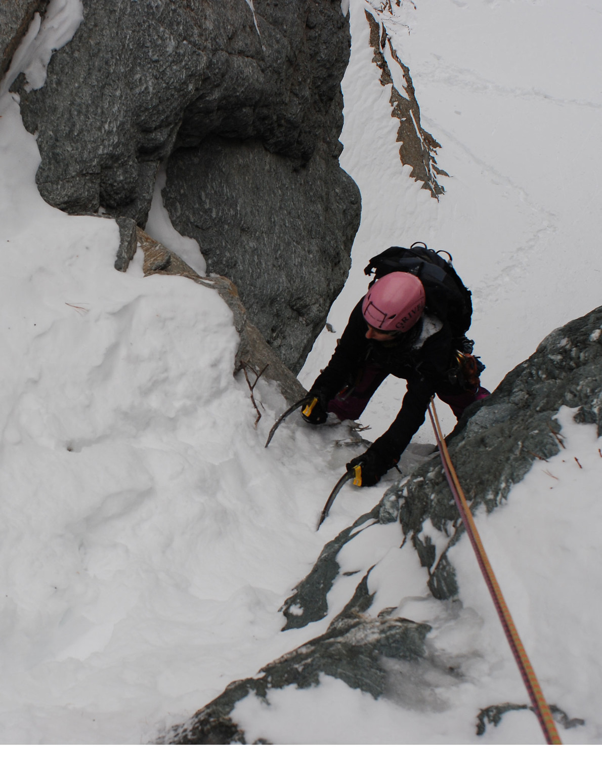 Lillaz Gully SOrtie de L1 : Neige délicatement posée sur rocher, assaisonée d'une racine d'arbuste local
