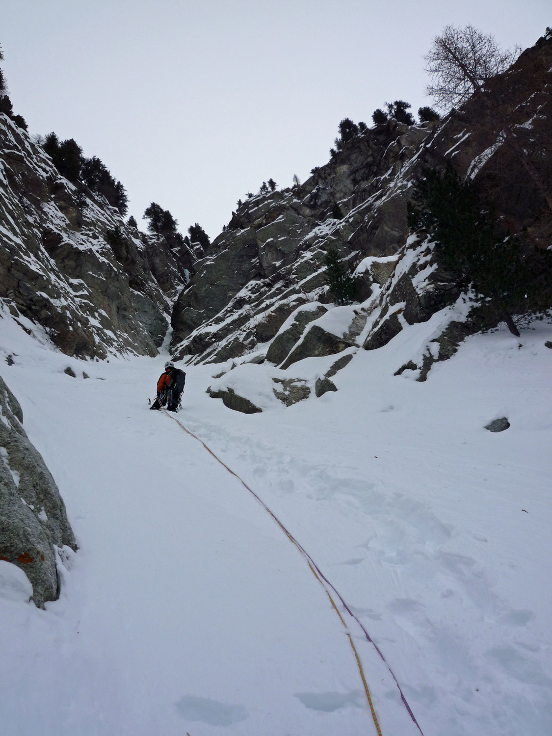 La pente neigeuse menant au second ressaut de Lillaz Gully