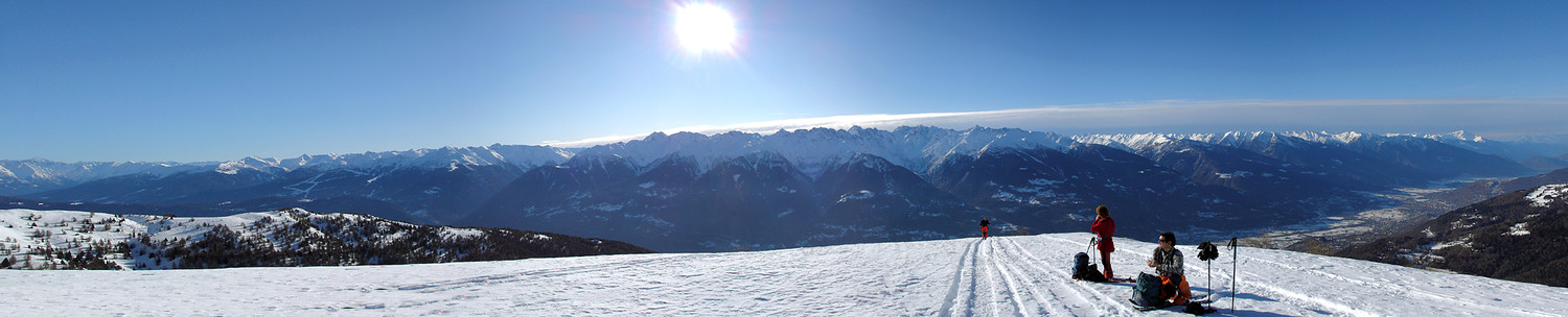 salendo al M. Brione; visibili tutte le Orobie Valtellinesi, dal Piz Tri al Legnone...