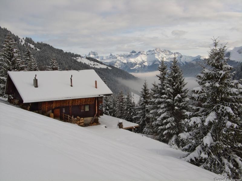 Début de la montée depuis Bayèse, un chalet avec la vue sur les Muverans et Dents de Morcles