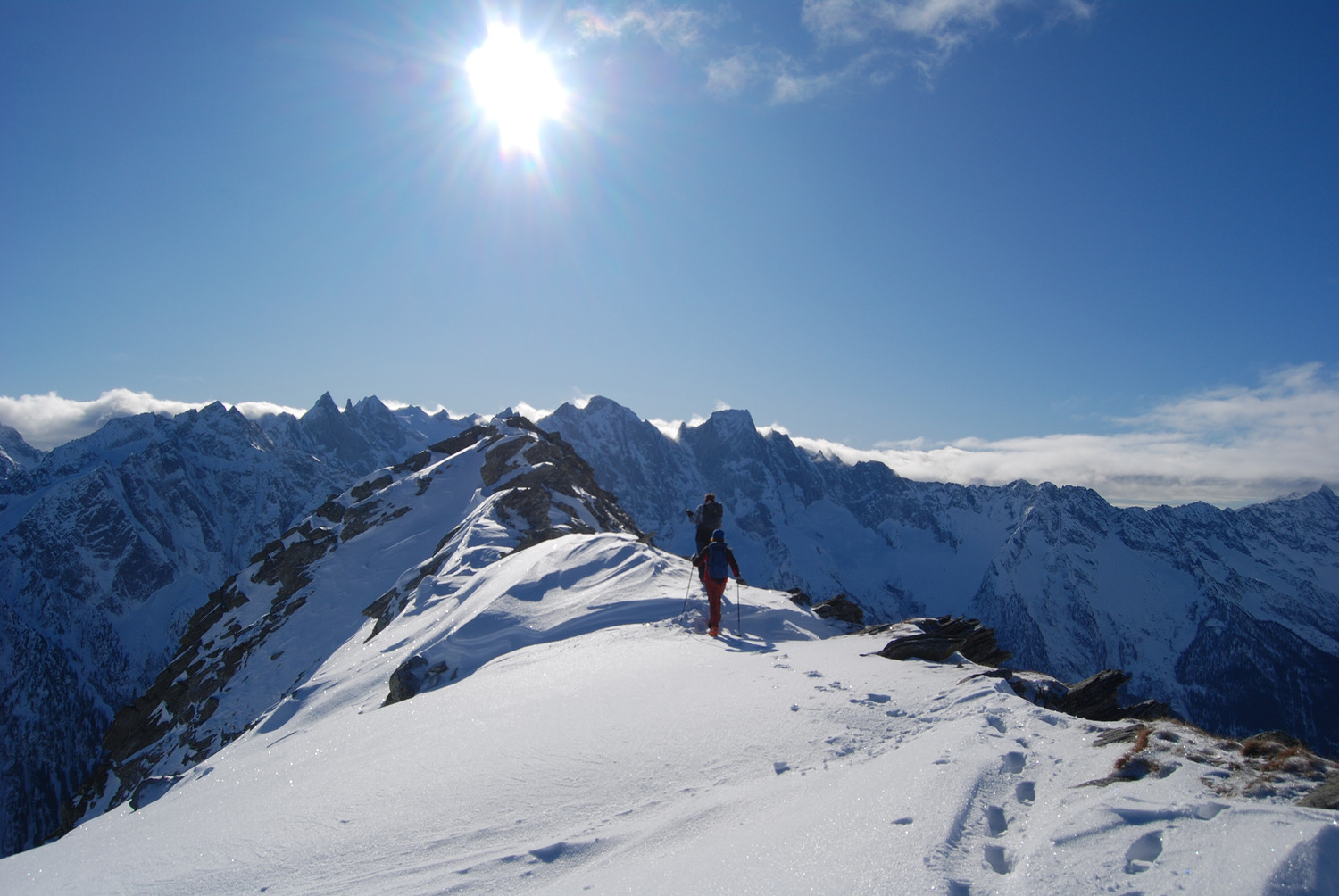 A pochi passi dal Piz Cam 2634 m, con le cime della Val Bondasca.
