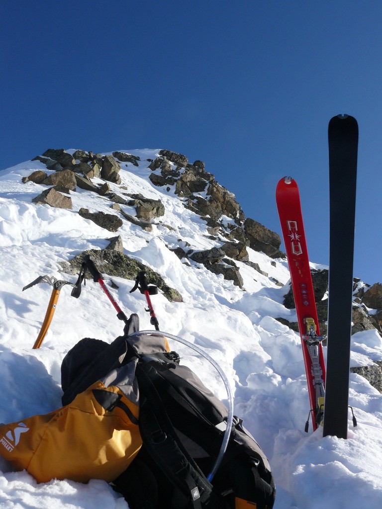 Deposito degli sci, raggiungo la cima a piedi