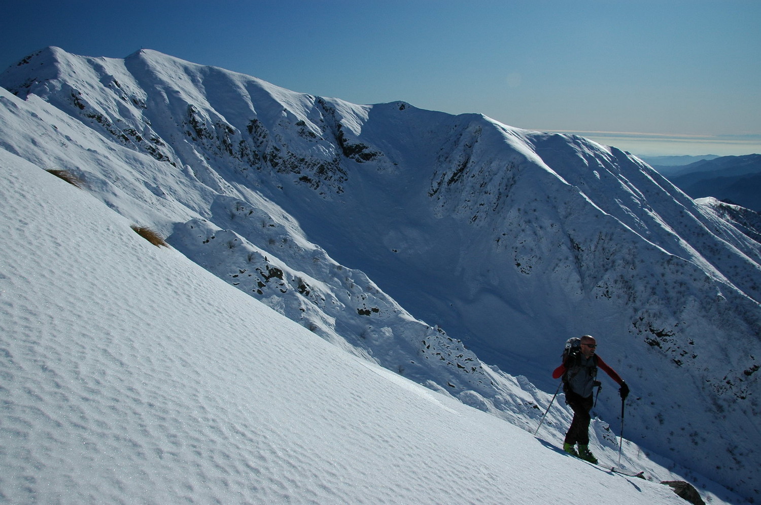Durante la salita del Dosso SW del M. Forcolaccia. Sullo sfondo la Massa del Turlo e il Vallone NW