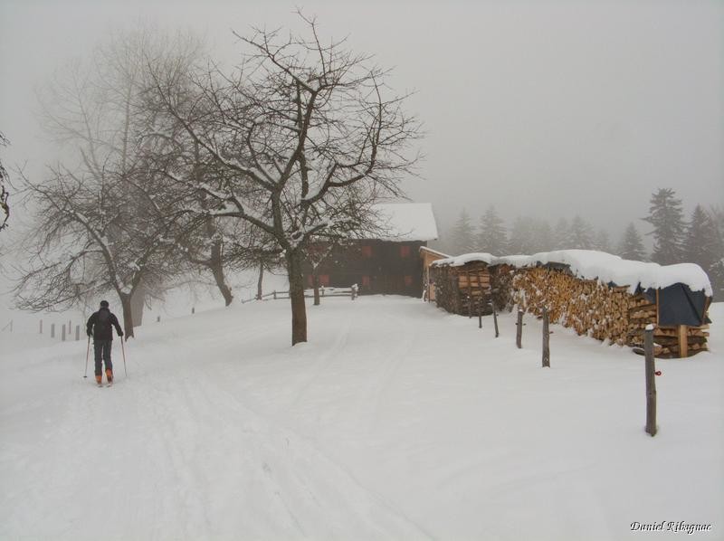 Le chalet du Botsard 1177m, un peu de couleur sur ma photo avec les volets rouges ! En plein dans le stratus