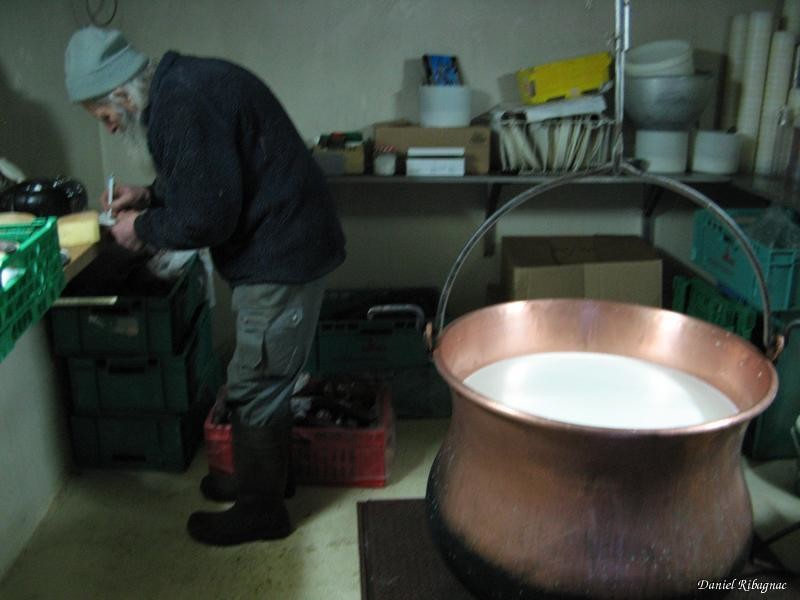 Arrêt à la fromagerie pour prendre 6kg de fromage de chèvre