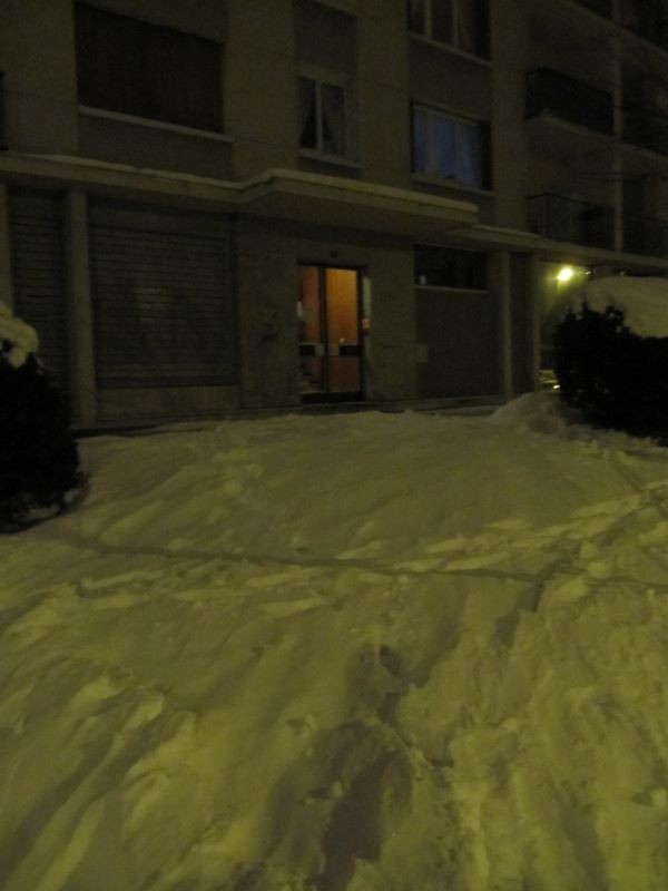 Je rechausse pour les derniers mètres à ski de la journée, devant chez moi...