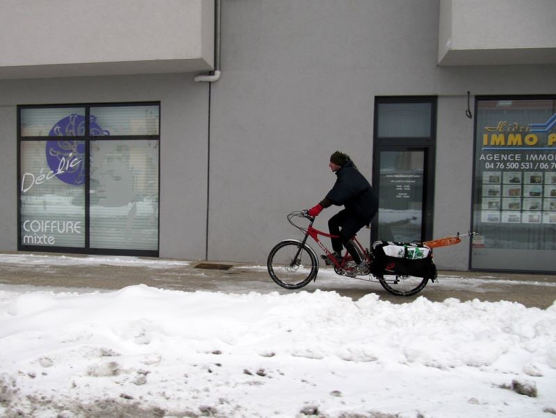 Retour chez nous comme nous sommes venus : à vélo ! Admirez au passage le vélo-cargo de Jérôme...