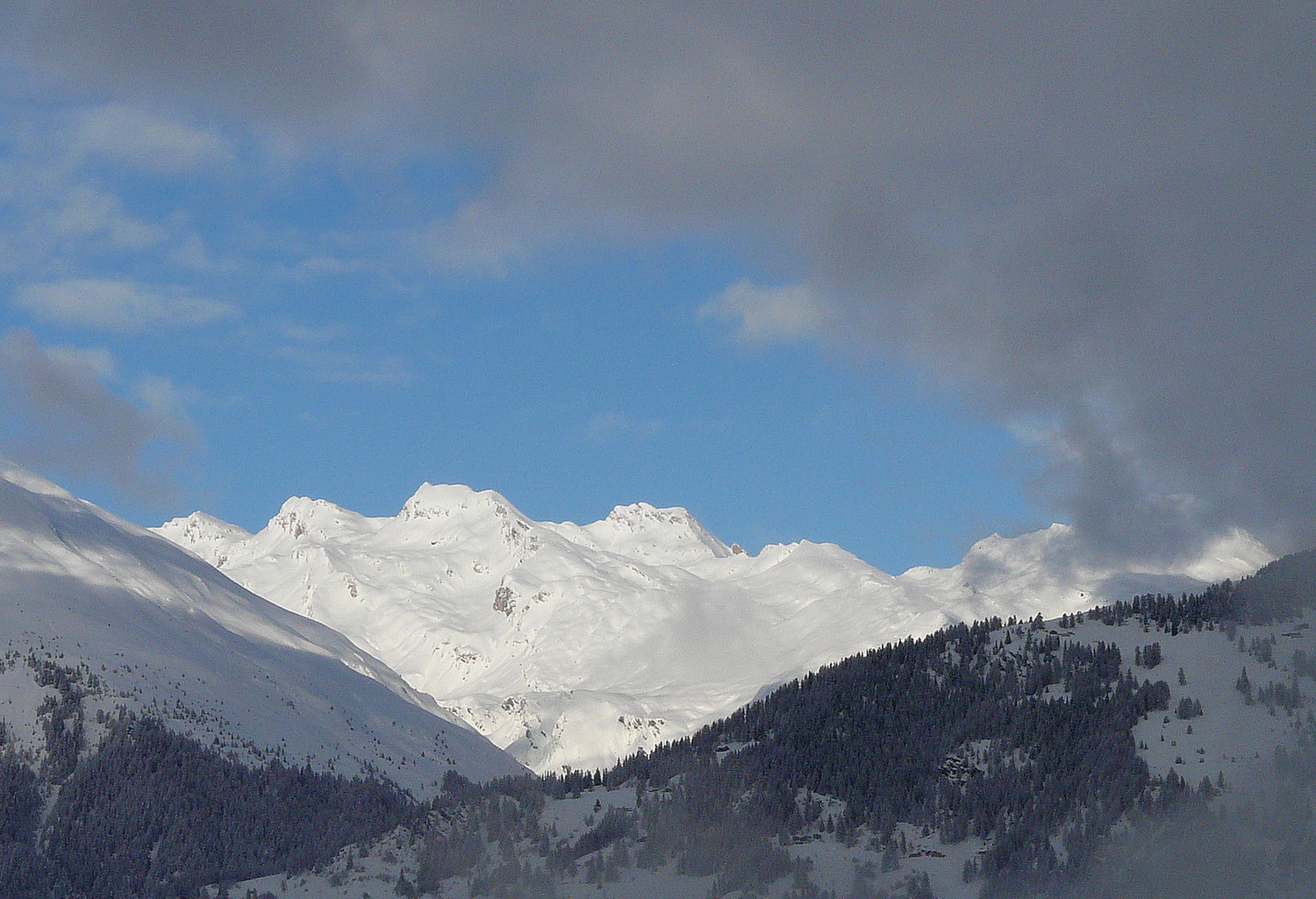 La fenêtre s'agrandit sur le Mont Cretton, le Grand Chichet, l'aiguille de Malatra