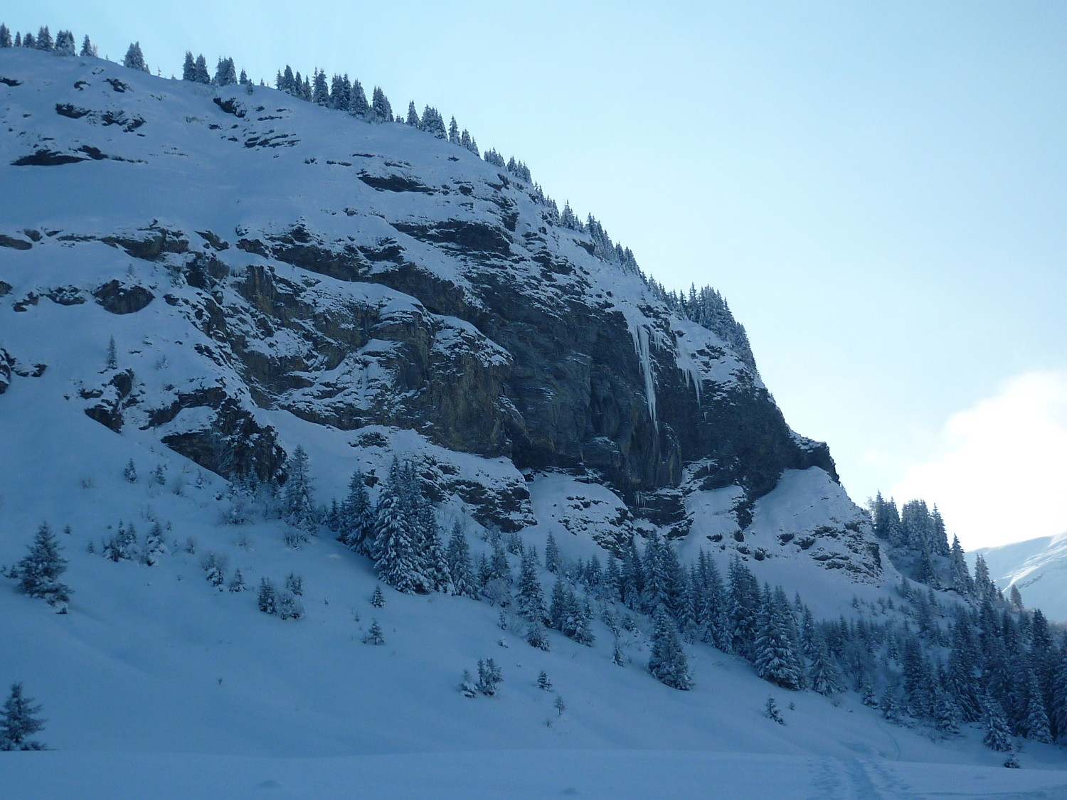 Falaise et cascade du Sangle
