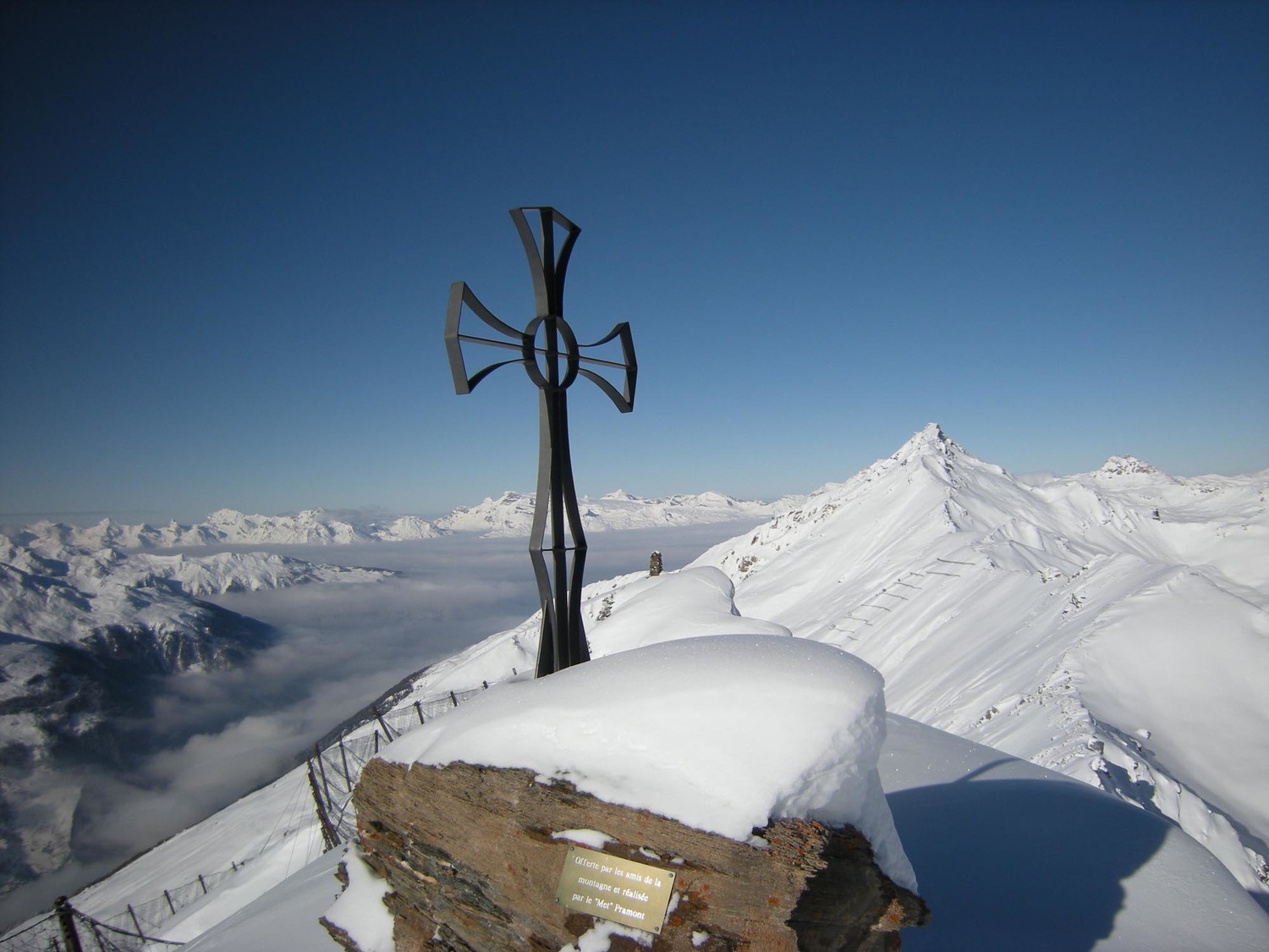 Pointe du tsaté. Croix du sommet avec le Sasseneire et la mer de brouillard