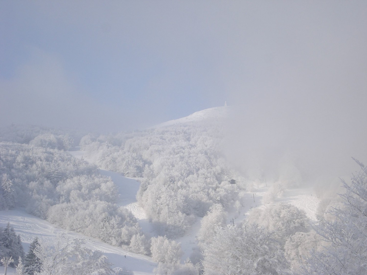 Une éclaircie laisse apparaître le sommet du Grand Ballon