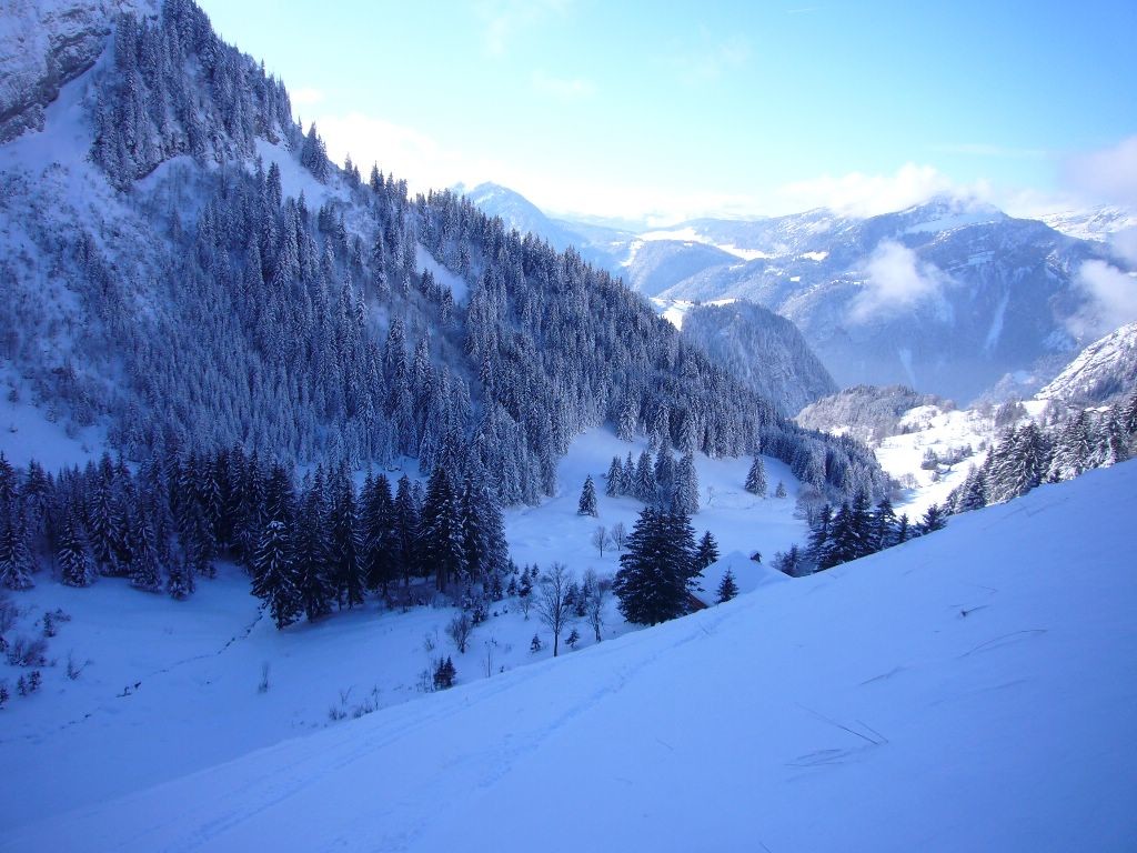premiers chalets et plateau des glières en fond