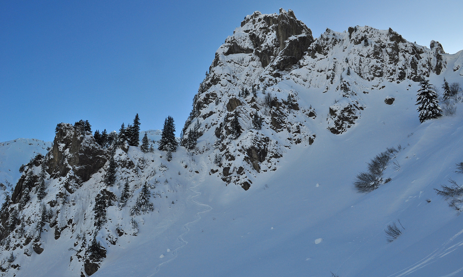 Sortie du couloir N de Brion sur la combe de Damoz (trace au centre !)