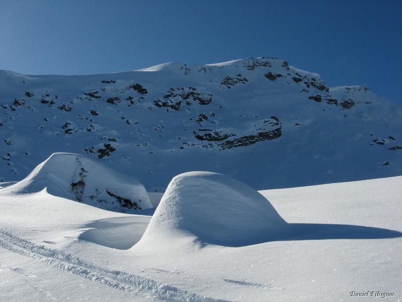 Avant la montée du col de Séron, sur notre droite on peut voir La Para et son antenne et estimer la taille des corniches