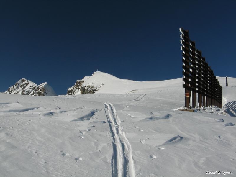 Les paravents avec Le Tarent et La Para en vue